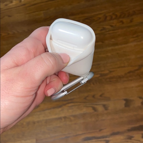 White AirPod case - Picture 4 of 4